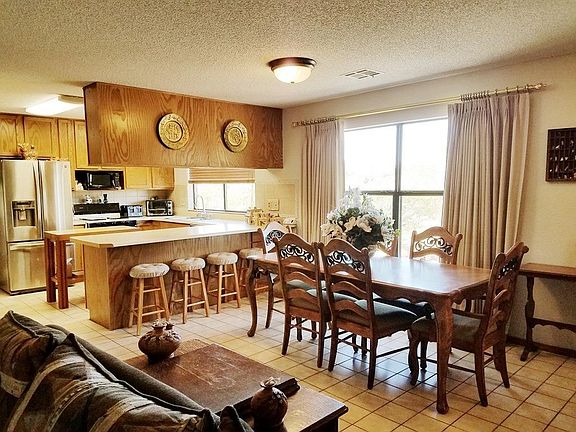 Dining area & kitchen