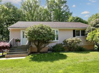 11 Bell Ln, Chestnut Ridge, NY 10977