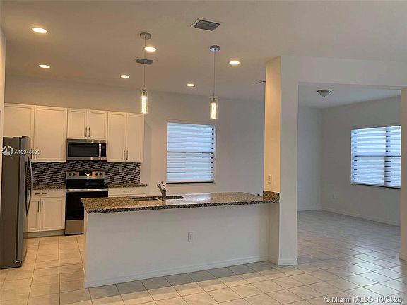 3rd image of 5525 Aquila Ave #5525