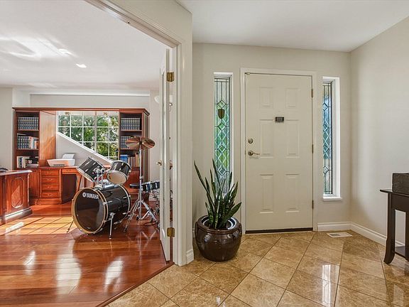 4th image of 102 Aspenwood Dr