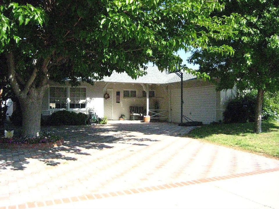 Pleasing curb appeal!