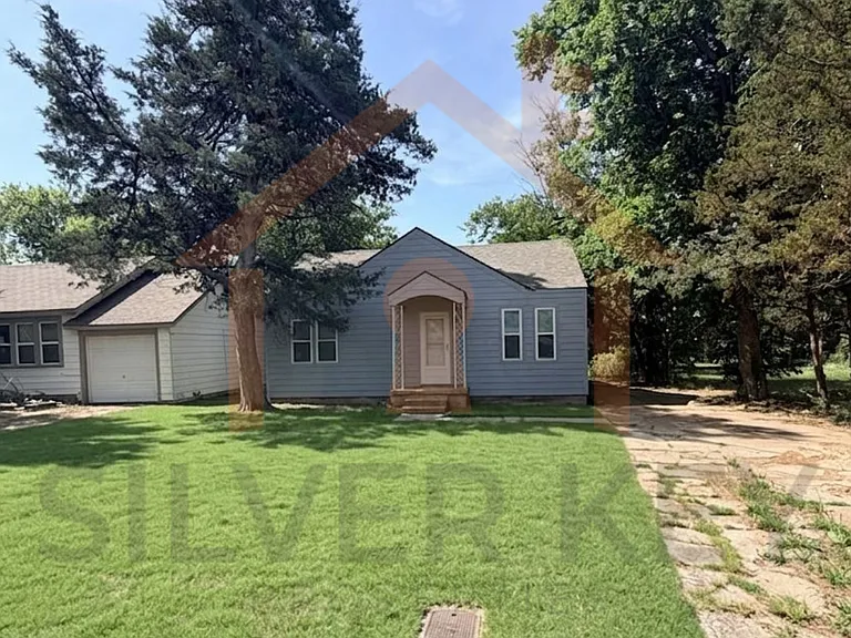 1610 SW E Ave — Photo 1