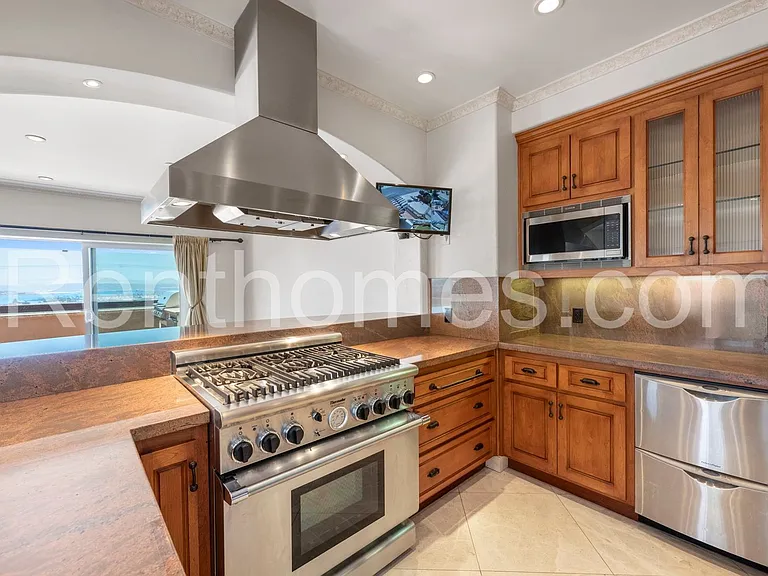 2940 Columbia St — Photo 23
