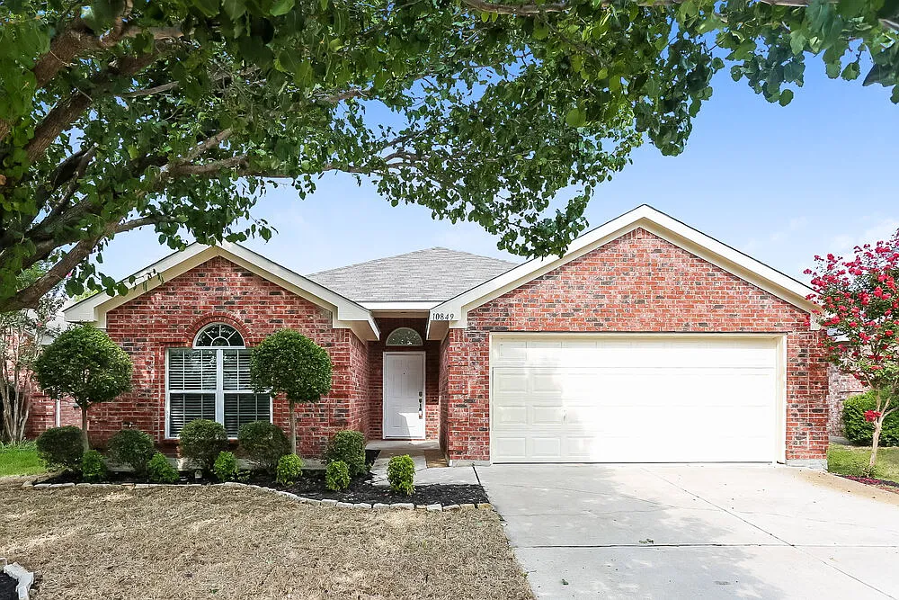 3 bed, 2.0 bath, 1758 sqft, $2,090 — Photo 1