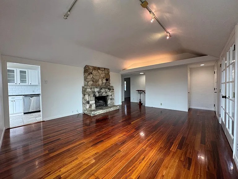 1527 Golden Ave — Photo 13