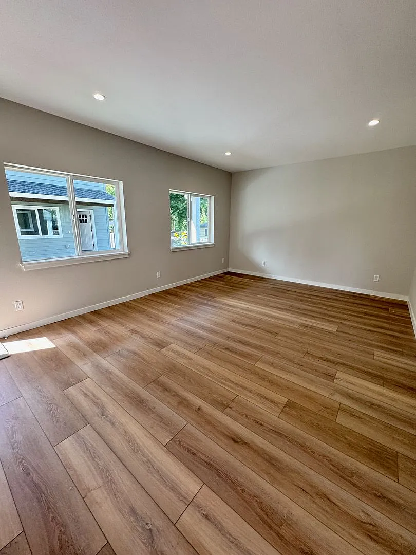 Newly Built 3 Bed, 2.5 Bath Cottage Homes with Free Wifi Internet — Photo 4