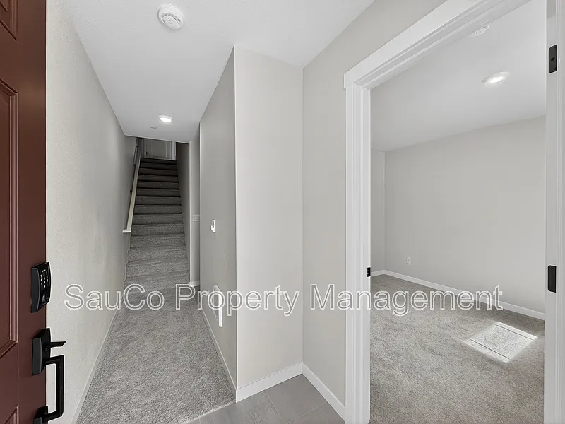 3 bed, 3.0 bath, 1406 sqft, $2,575 — Photo 2