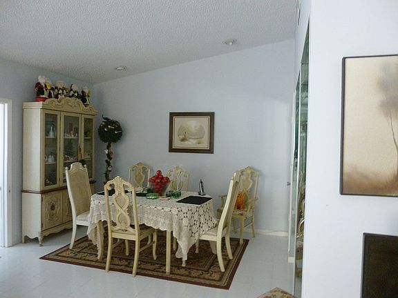 11x12 dining room w/wet bar