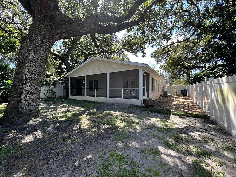 4105 W Azeele St — Photo 22