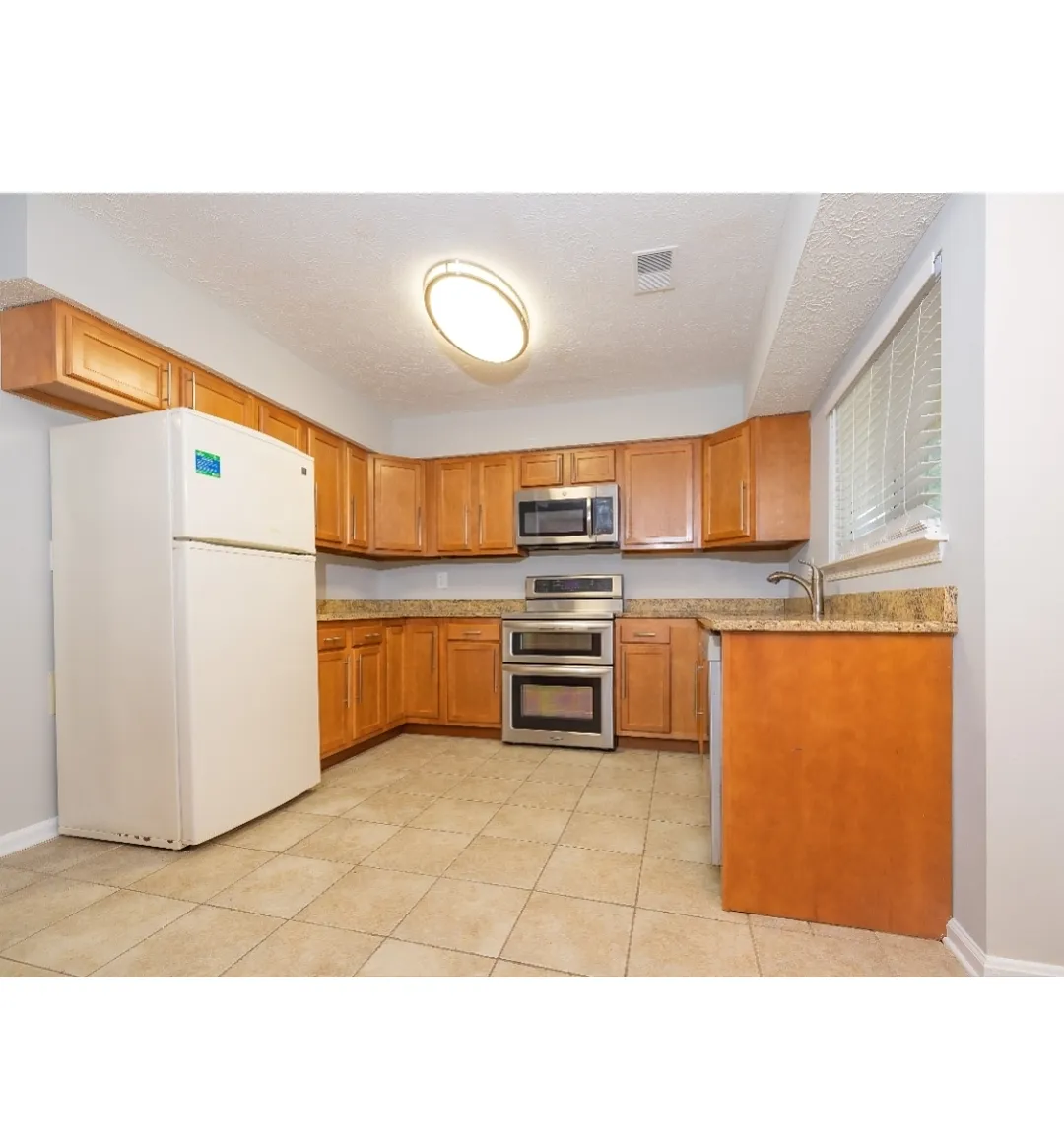 3 bed, 2.5 bath, 1740 sqft, $3,200 — Photo 2