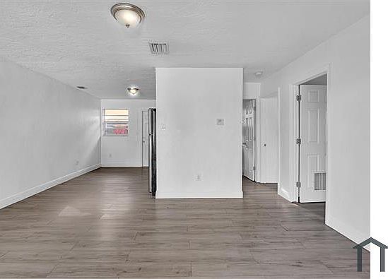 4th image of 2512 NW 9th Pl #B