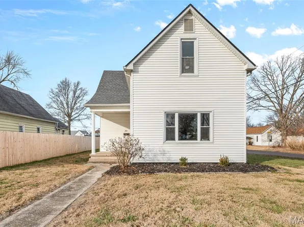 841 N Franklin St, Staunton, IL 62088