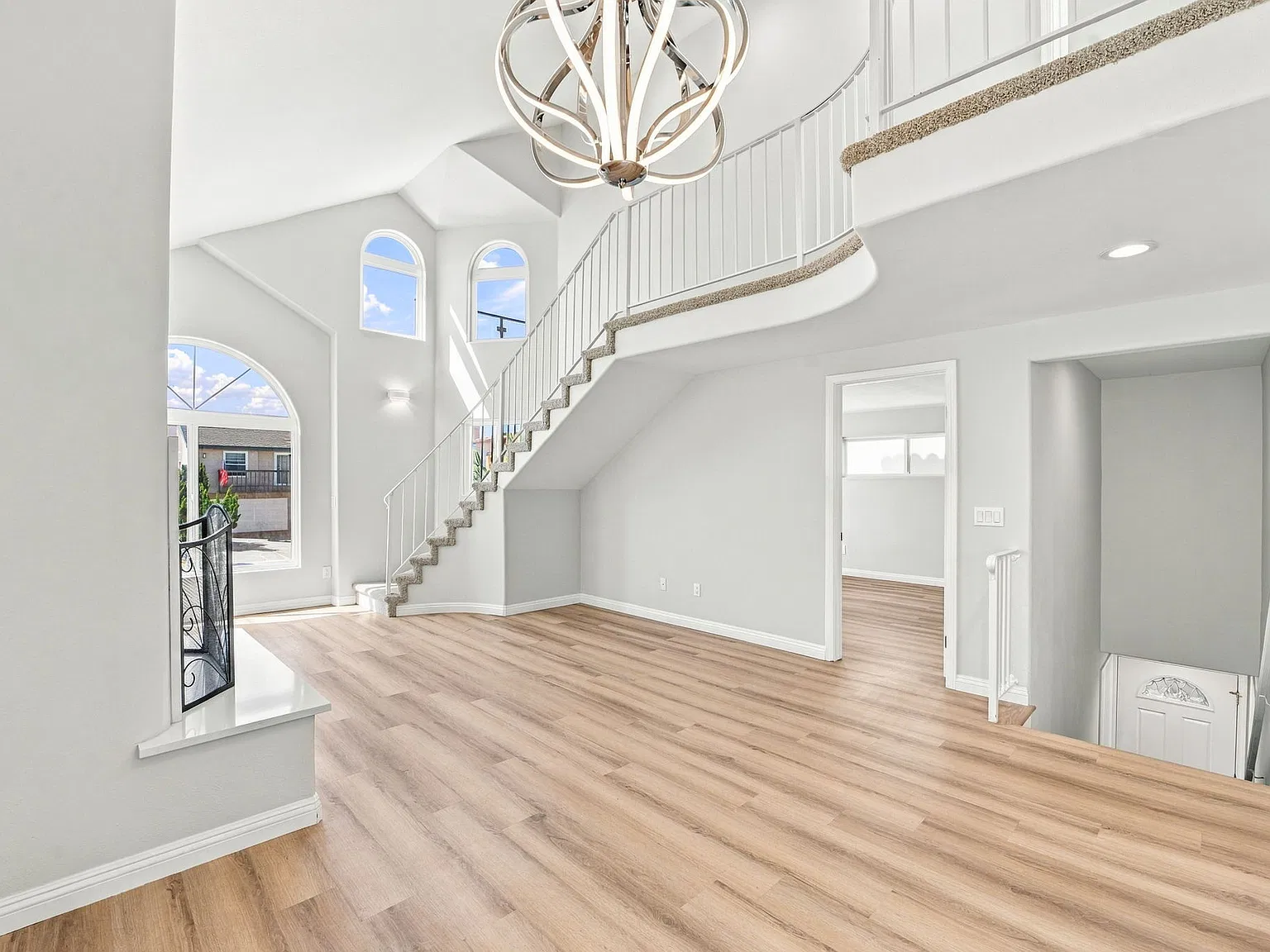 5 bed, 3100 sqft, $6,995 — Photo 3