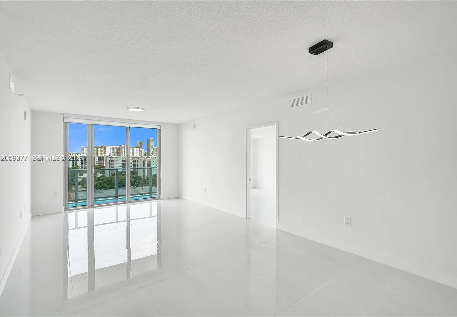 Parque Towers Condo — Photo 3