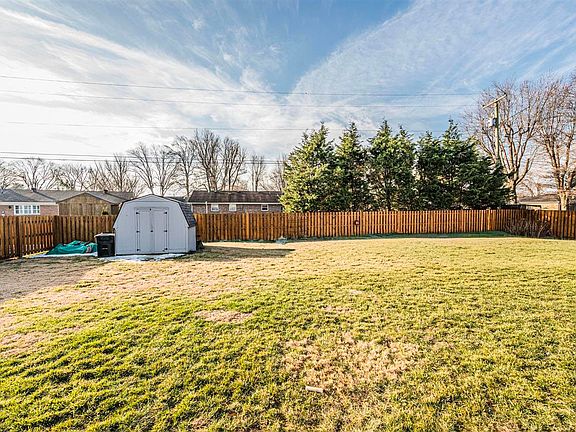 4th image of 1585 Oxford Way