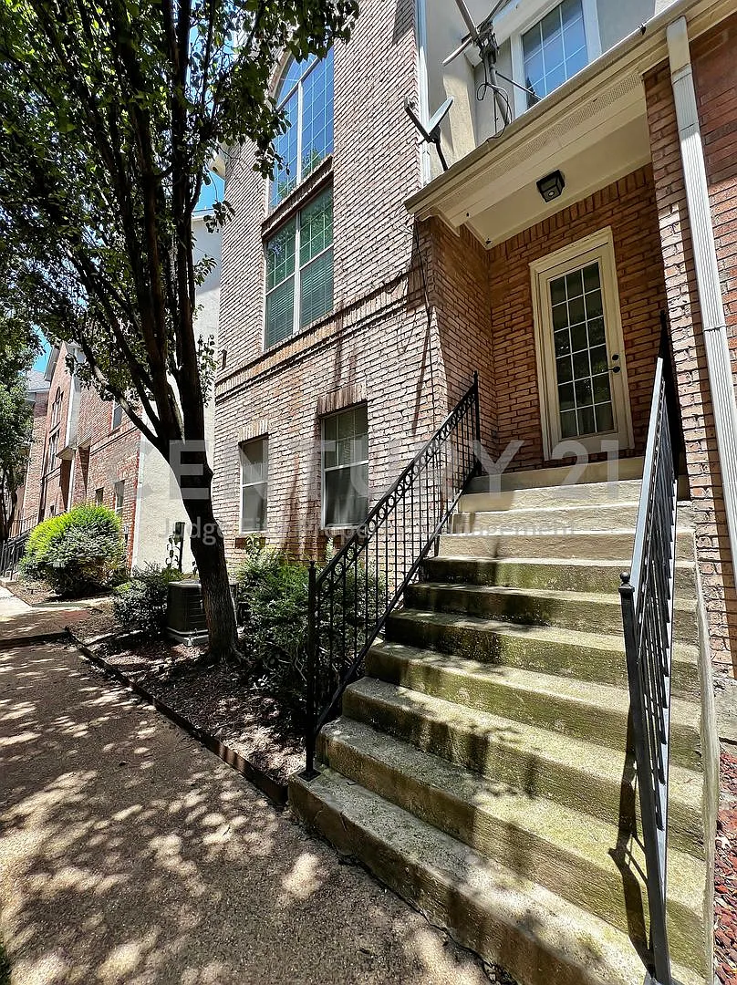 3-Story 2/3/2 Townhome in Dallas For Rent! — Photo 2
