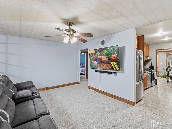 3rd image of 27 Glenville Rd