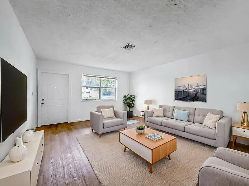 2 bed, 1.0 bath, 990 sqft, $1,950 — Photo 2
