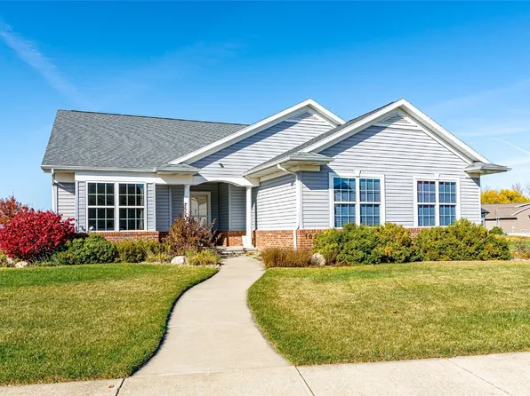 102 Ashworth Ct S, Hiawatha, IA 52233