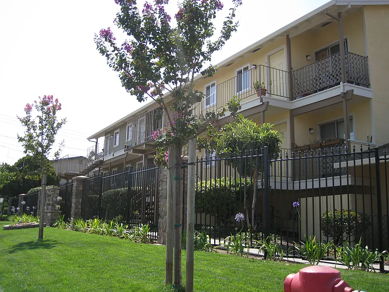Alderwood Park Apartments — Photo 12