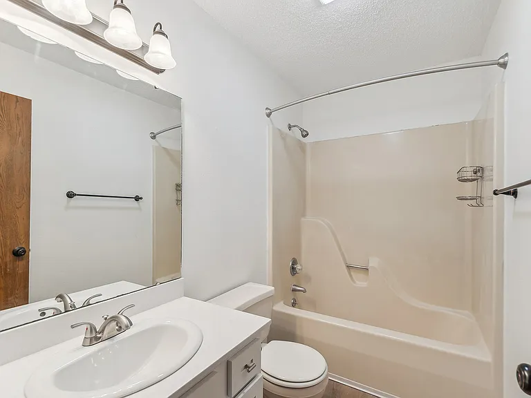 ReNew Edwardsville Apartment Collection — Photo 33