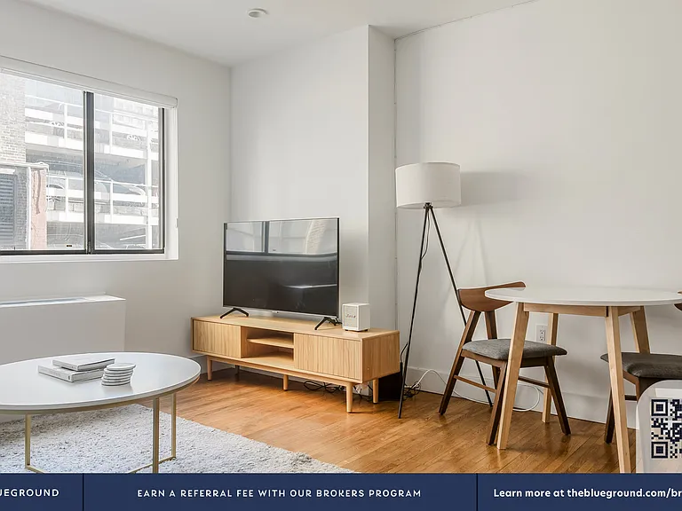 345 W 30th St #6C — Photo 4