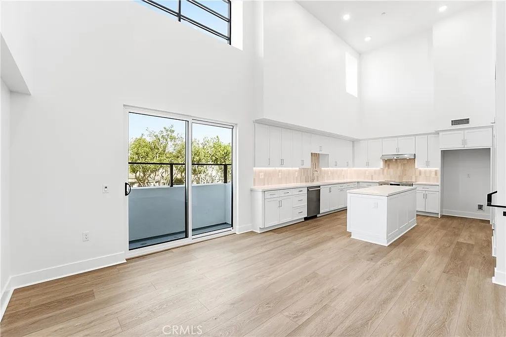 2 bed, 2.5 bath, 1610 sqft, $9,000 — Photo 4