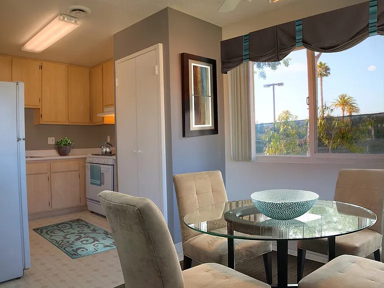 Classic Package I kitchen and dining area
