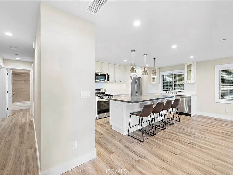 826 Cliff Dr #LOWER — Photo 3
