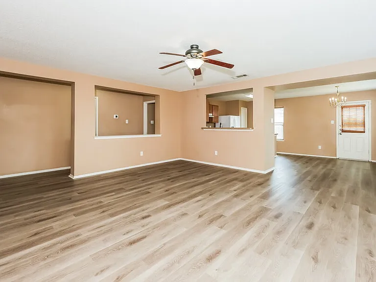 1324 Burleson St — Photo 5