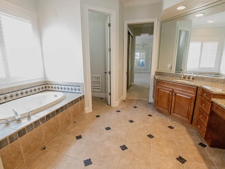 8122 Whitford Ct — Photo 9