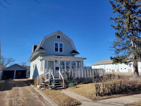 1202 S 1st St, Aberdeen, SD 57401