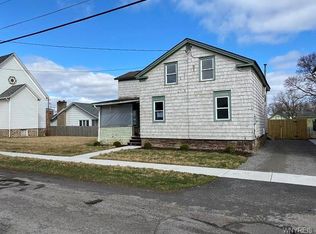 15 Park Ave, Middleport, NY 14105
