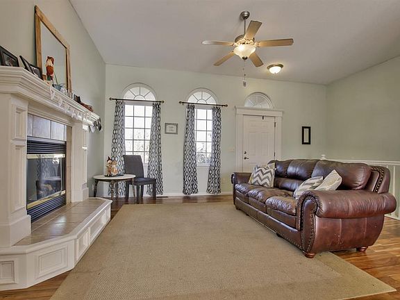 3rd image of 609 E Country Lane Dr