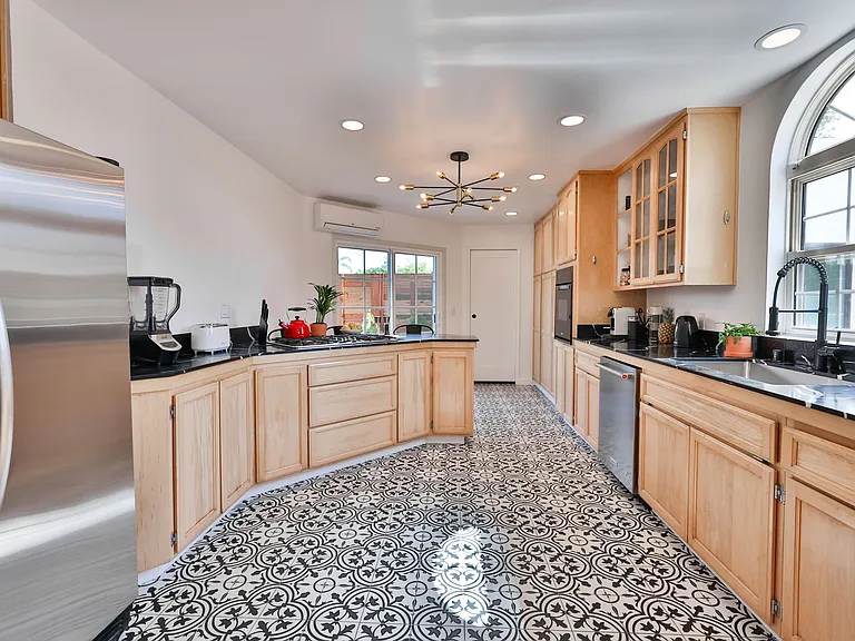 3407 N Mountain View Dr #1 — Photo 2