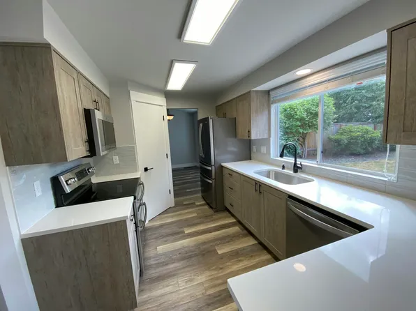 5835 NW Landing Dr, Portland, OR 97229