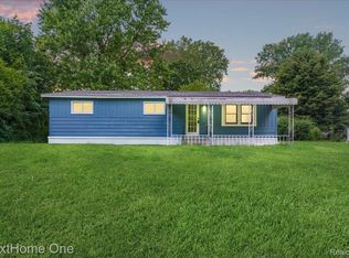 612 Red Oaks Dr, Howell, MI 48843