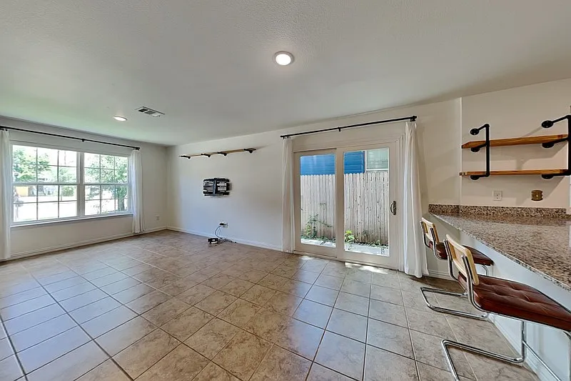 3 bed, 2.5 bath, 1300 sqft, $2,399 — Photo 3