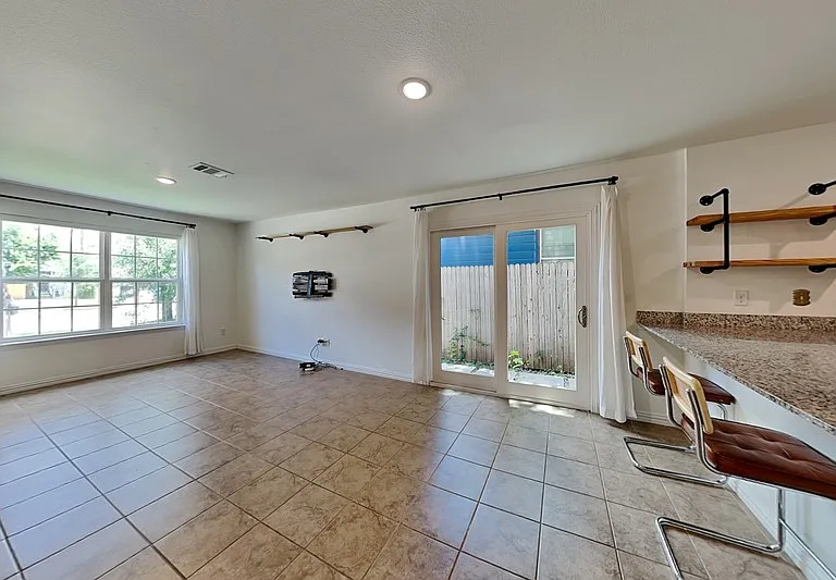 3321 Rutz St — Photo 3