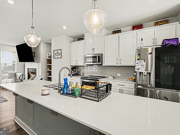 4th image of 1000 Taylor Ct