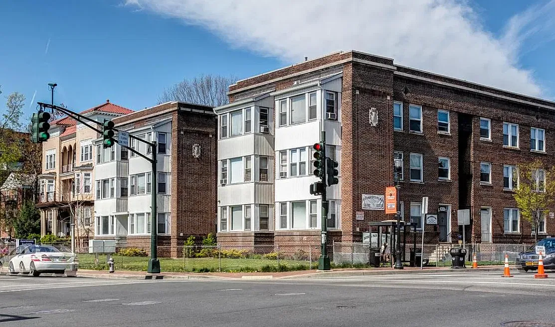 2 bed, 800 sqft, $1,850 — Photo 1