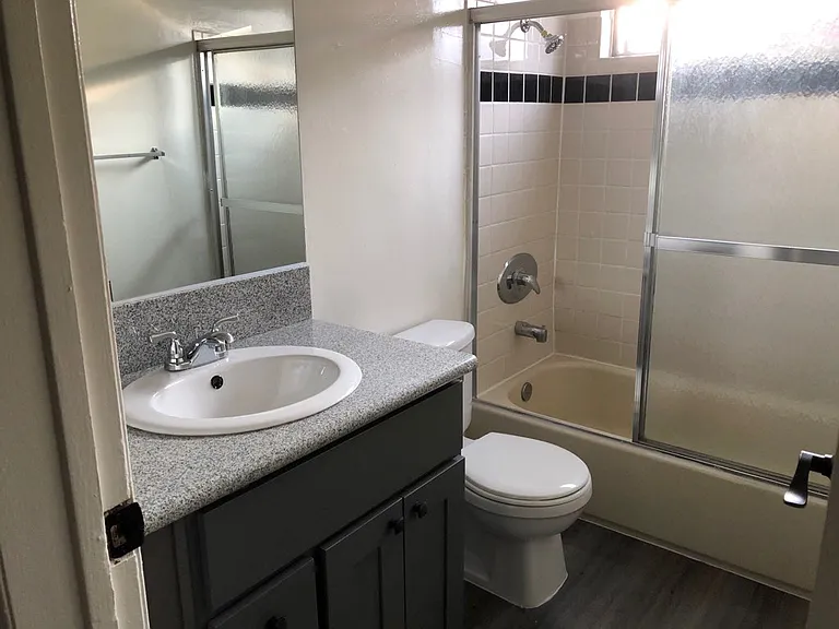 815 E Maple St — Photo 9