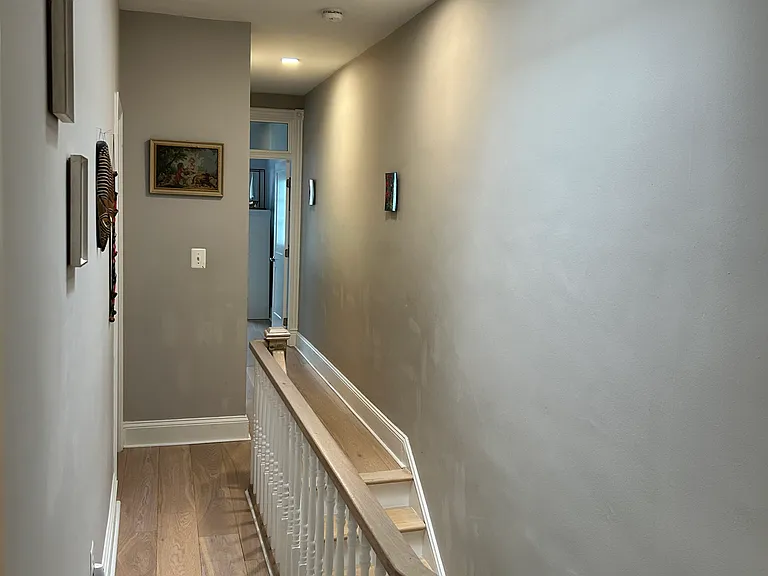 Hall that connects 3 rooms and 2 bathrooms