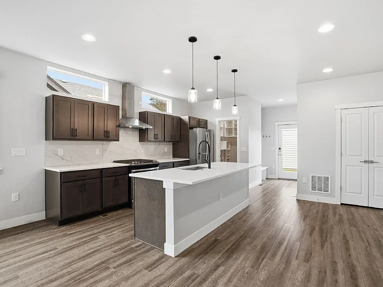 1518 N Newton St — Photo 13