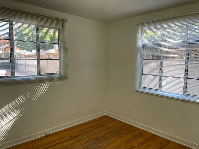 Charming & Totally Updated 1 Bedroom Apartment Downtown — Photo 14