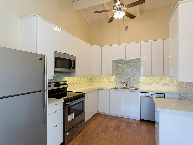 3733 Riviera Dr — Photo 6