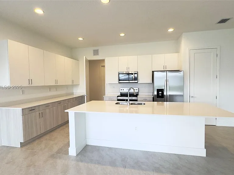 5089 Penella Ave — Photo 5