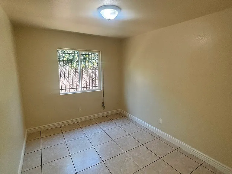 4232 Kenwood Ave — Photo 7