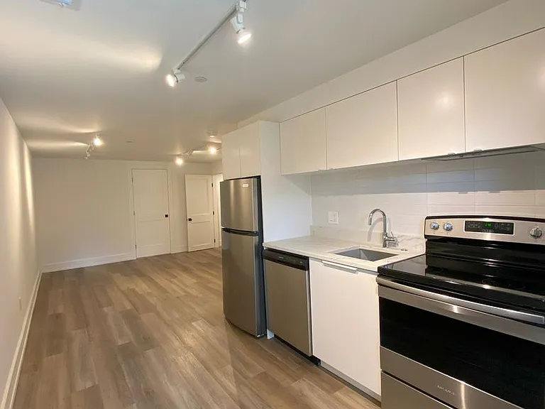 1353 Taylor St NW #B — Photo 8