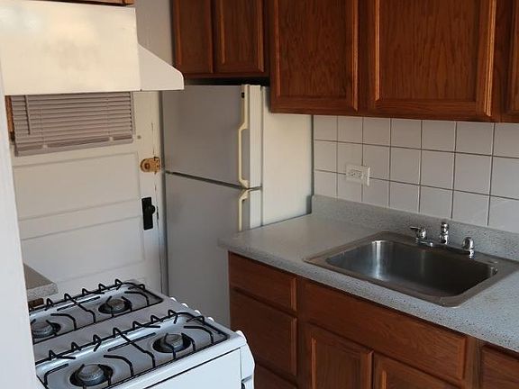 2nd image of 2617-25 W Gunnison St #26171B